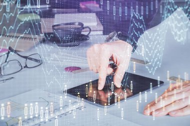 Erkeklerin el ele tutuşup dijital bir cihaz ve ön grafik çizimi kullanırken çift pozlama. Finansal piyasa kavramı.