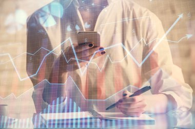 Finansal grafik çizimine çifte maruz kalma hologram ve cep telefonu kullanan bir kadın. Borsa konsepti.