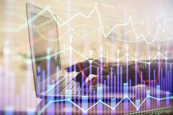 Dubbel exponering av kvinnliga händer skriva på dator och forex diagram hologram ritning. Begreppet aktiemarknad. — Stockfoto