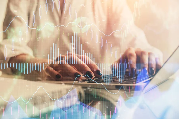 Dubbel exponering av kvinnliga händer skriva på dator och forex diagram hologram ritning. Begreppet aktiemarknad. — Stockfoto