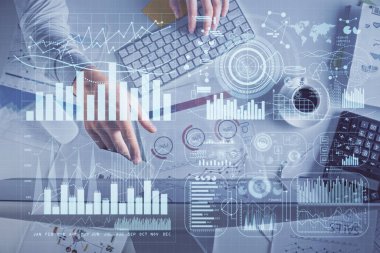 Erkeklerin ellerinin bilgisayar klavyesini ve forx grafik hologramını yazarken çoklu pozlama. Üst Manzara. Finans piyasası kavramı.