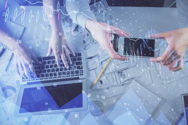 Kadın ve erkeğin birlikte çalıştığı çoklu pozlama ve grafik hologramı çizimi. Finansal analiz konsepti. Bilgisayar arkaplanı. Üst Görünüm.