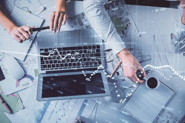 Kadın ve erkeğin birlikte çalışması ve finansal grafik hologramı. İş konsepti. Bilgisayar arkaplanı.