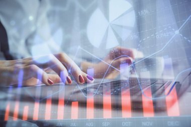 Bilgisayarda ve finansal grafik hologramında yazı yazan kadın ellerine çoklu maruz kalma. Borsa analizi kavramı.