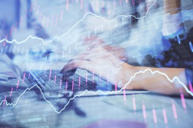 Bilgisayarda ve finansal grafik hologramında yazı yazan kadın ellerine çoklu maruz kalma. Borsa analizi kavramı.