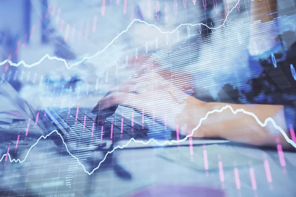 Bilgisayarda ve finansal grafik hologramında yazı yazan kadın ellerine çoklu maruz kalma. Borsa analizi kavramı.