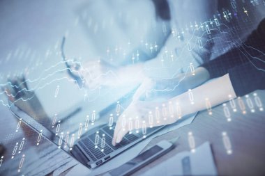 Bilgisayarda ve finansal grafik hologramında yazı yazan kadın ellerine çok maruz kalmış. Borsa analizi kavramı.