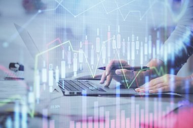 Bilgisayarda ve finansal grafik hologramında yazı yazan kadın ellerine çok maruz kalmış. Borsa analizi kavramı.