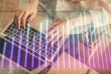 Bilgisayarda ve ön x grafik hologram çiziminde kadın eli yazarken çift pozlama. Borsa yatırım kavramı.