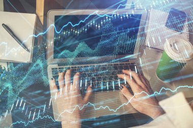 Bilgisayarda ve ön x grafik hologram çiziminde kadın eli yazarken çift pozlama. Borsa yatırım kavramı.