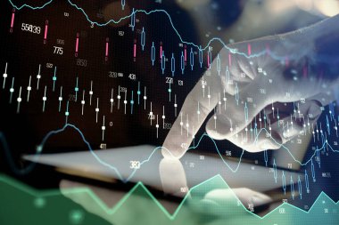Erkeklerin el ele tutuşup dijital bir cihaz ve ön grafik çizimi kullanırken çift pozlama. Finansal piyasa kavramı.