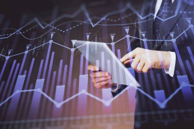 Erkeklerin el ele tutuşup dijital bir cihaz ve ön grafik çizimi kullanırken çift pozlama. Finansal piyasa kavramı.