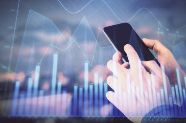 Erkeklerin el ele tutuşup dijital bir cihaz ve ön grafik çizimi kullanırken çift pozlama. Finansal piyasa kavramı.