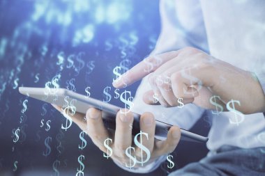 Erkeklerin el ele tutuşup dijital bir cihaz ve ön grafik çizimi kullanırken çift pozlama. Finansal piyasa kavramı.