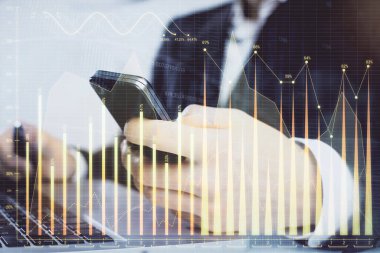 Erkeklerin el ele tutuşup dijital telefon ve forx grafik çizimleri kullanırken birden fazla pozlama. Finansal piyasa kavramı.