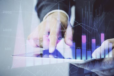 Bir adamın el ele tutuşup, telefon ve finansal çizim kullanırken birden fazla pozlama. Pazar analizi kavramı.