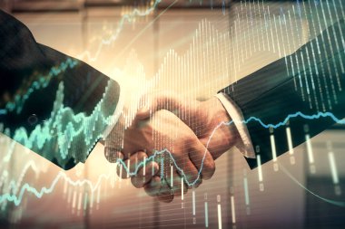 Forx grafik hologramı ve iki adamın el sıkışması. Borsa konsepti.