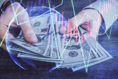 Finansal grafiğe çoklu pozlama hologram, Amerikan dolarları ve insan eli. Analiz kavramı.