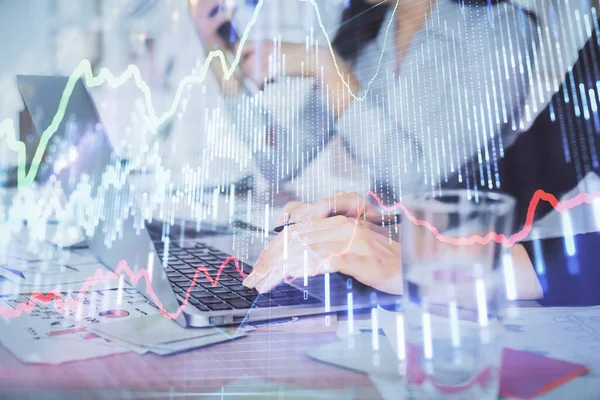 コンピュータと外国為替チャートのホログラム図面に入力する女性の手の複数の露出。株式市場分析の概念. — ストック写真
