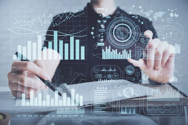 Doble exposición de las manos del hombre sosteniendo una tarjeta de crédito y el dibujo gráfico de Forex. Comercio de acciones y fintech digital en Internet Concepto de comercio electrónico. — Foto de Stock