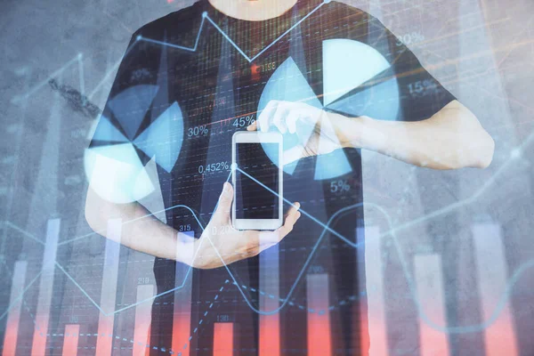 Podwójna ekspozycja rąk człowieka trzymających i wykorzystujących urządzenie cyfrowe oraz rysunek wykresu forex. Koncepcja rynku finansowego. — Zdjęcie stockowe