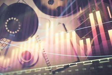 Forx grafik çizimi ve çalışma masası üst veiw çoklu pozlama. Mali analiz kavramı.