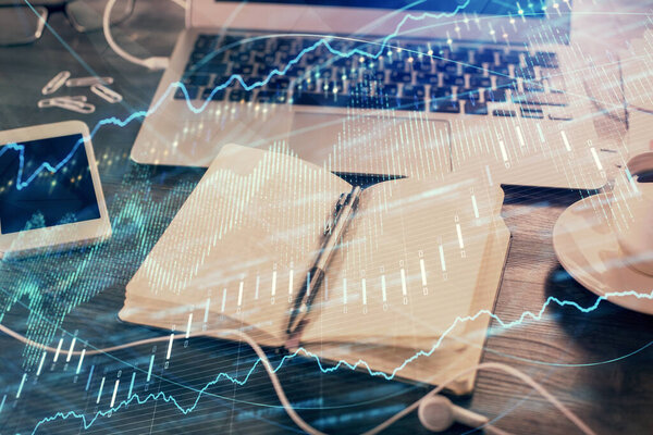 Multi экспозиции финансовых графиков рисунки и стол с открытым фоном ноутбука. Концепция форекс