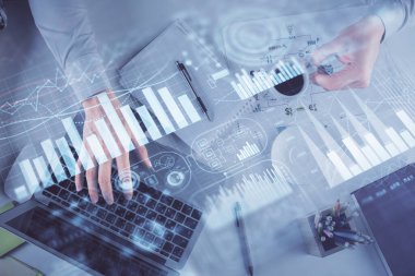 Erkeklerin ellerinin bilgisayar klavyesini ve forx grafik hologramını yazarken çoklu pozlama. Üst Manzara. Finans piyasası kavramı.