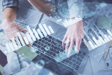 Kadın ve erkeğin birlikte çalışırken çifte pozlama ve hologram çizimi ön plana çıkarma. Finansal analiz konsepti. Bilgisayar arkaplanı. Üst Görünüm.