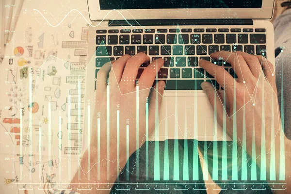 लैपटॉप कीबोर्ड और विदेशी मुद्रा चार्ट होलोग्राम ड्राइंग पर टाइप करने वाले मैन हाथों का डबल एक्सपोजर। शीर्ष दृश्य। वित्तीय बाजार अवधारणा . — स्टॉक फ़ोटो, इमेज