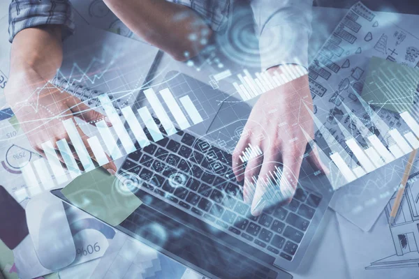 Kadın ve erkeğin birlikte çalışırken çifte pozlama ve hologram çizimi ön plana çıkarma. Finansal analiz konsepti. Bilgisayar arkaplanı. Üst Görünüm.