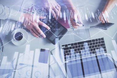 Birlikte çalışan kadın ve erkeğin çifte pozu ve finansal grafik hologramı çizimi. Pazar analizi konsepti. Bilgisayar arkaplanı. Üst Görünüm.