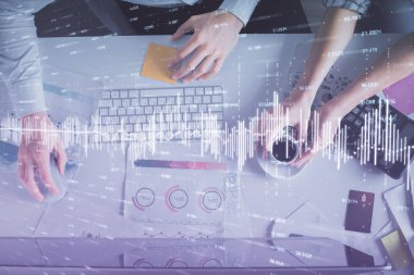 Birlikte çalışan kadın ve erkeğin çifte pozu ve finansal grafik hologramı çizimi. Pazar analizi konsepti. Bilgisayar arkaplanı. Üst Görünüm.