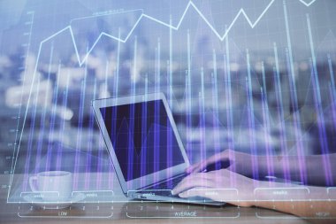 İş kadını ellerinin bilgisayar ve ön x çizelge hologramı çizimlerinde çifte pozlama. Mali analiz kavramı.