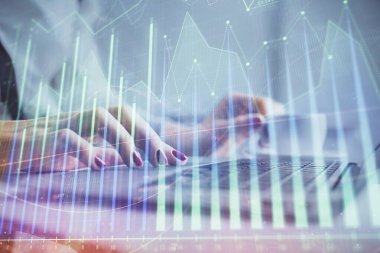 Bilgisayarda ve finansal grafik hologramında yazı yazan kadın ellerine çoklu maruz kalma. Borsa analizi kavramı.