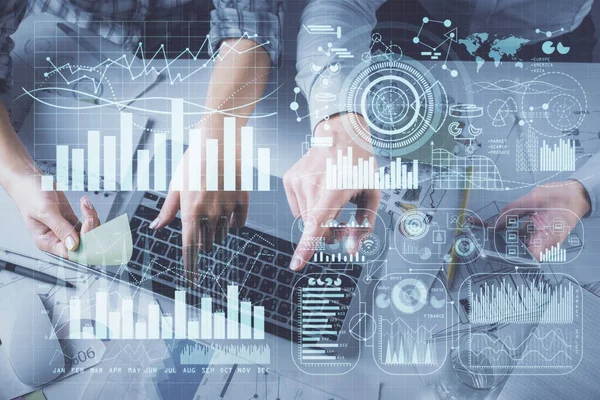 Kadın ve erkeğin birlikte çalışırken çifte pozlama ve hologram çizimi ön plana çıkarma. Finansal analiz konsepti. Bilgisayar arkaplanı. Üst Görünüm.