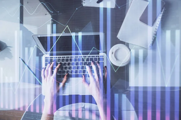 Dubbel exponering av kvinnliga händer som arbetar på dator och forex diagram hologram ritning. Ovanifrån. Begreppet finansiell analys. — Stockfoto