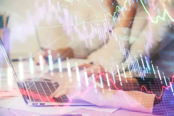 Multi expozice ženských rukou psaní na počítači a finanční graf hologram kresby. Koncept analýzy akciového trhu. — Stock fotografie