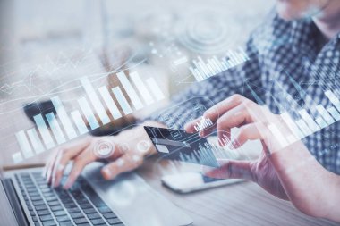 Ellerinde kredi kartı ve forex çizimi olan bir adamın çift pozu. İnternet E-ticaret kavramında hisse senedi ve dijital fintech.
