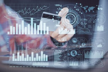 Ellerinde kredi kartı ve forex çizimi olan bir adamın çift pozu. İnternet E-ticaret kavramında hisse senedi ve dijital fintech.