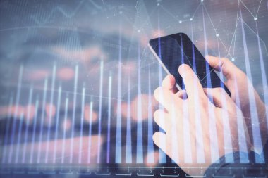 Erkeklerin el ele tutuşup dijital bir cihaz ve ön grafik çizimi kullanırken çift pozlama. Finansal piyasa kavramı.