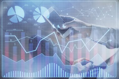 Erkeklerin el ele tutuşup dijital bir cihaz ve ön grafik çizimi kullanırken çift pozlama. Finansal piyasa kavramı.
