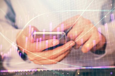 Erkeklerin el ele tutuşup dijital telefon ve forx grafik çizimleri kullanırken birden fazla pozlama. Finansal piyasa kavramı.