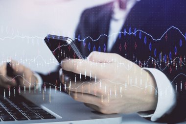 Erkeklerin el ele tutuşup dijital telefon ve forx grafik çizimleri kullanırken birden fazla pozlama. Finansal piyasa kavramı.