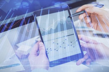 Bir adamın elini tutarken ve bir telefon ve finansal çizim kullanırken çift pozlama. Pazar analizi kavramı.