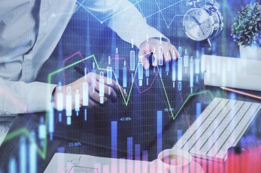 Bir adamın elini tutarken ve bir telefon ve finansal grafik çizimi kullanırken çift pozlama. Analiz kavramı.