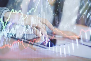 Önx grafik çizimine çifte maruz kalma ve kadın ve erkeğin birlikte çalışarak mobil bir cihaz kullanması. Ticaret konsepti.