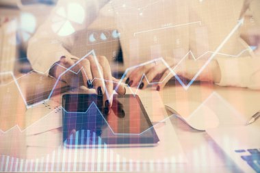 Ön x çizelgesine çift pozlama, hologram çizimi ve cep telefonu kullanan bir kadın. Finansal piyasa kavramı.
