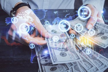Finansal grafiğe çoklu pozlama hologram, Amerikan dolarları ve insan eli. Analiz kavramı.