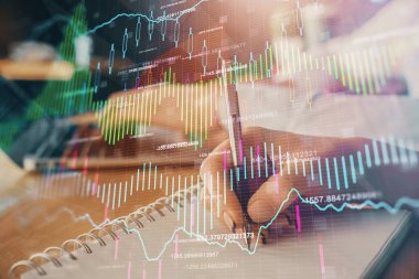 Ön x çizelgesinin arka plan notları alan insanların üzerini çizerken çift pozlama. Mali analiz kavramı